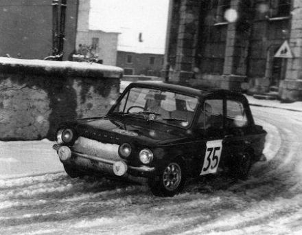 Tiny Lewis i David Pollard na samochodzie Hillmann Imp.