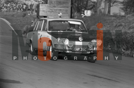 Simo Lampinen i John Davenport na samochodzie Triumph 2000.