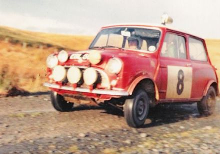 Paddy Hopkirk i Henry Liddon na samochodzie BMC Mini Cooper S.