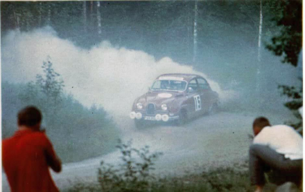 Ake Andersson na samochodzie Saab 96 Sport.