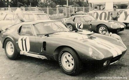 Nr.11. Jack Sears i Dick Thompson, nr.12. Jo Schlesser i Allen Grant obydwaj na samochodach Shelby Cobra Daytona coupe
