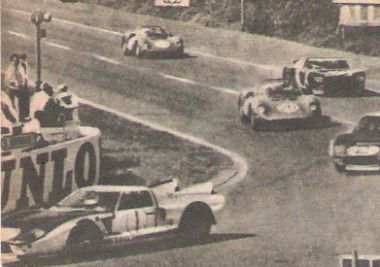 Tak zaczął się wielki wyścig LeMans. Prowadzi Ford z McLarenem za kierownicą, z nr.2 też Ford Phila Hill, na 3 pozycji jedzie Ferrari, a na czwartej znów Ford