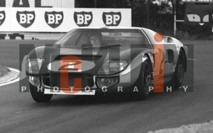 Chris Amon i Phil Hill na samochodzie Ford Mk.II