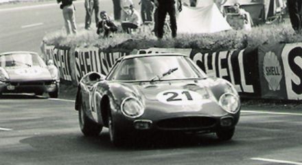 Nr.21. Masten Gregory, Johen Rindt i Ed Hugus na samochodzie Ferrari 250 LM, nr.33. Colin Davis i Gerhard Mitter na samochodzie Porsche 904/8