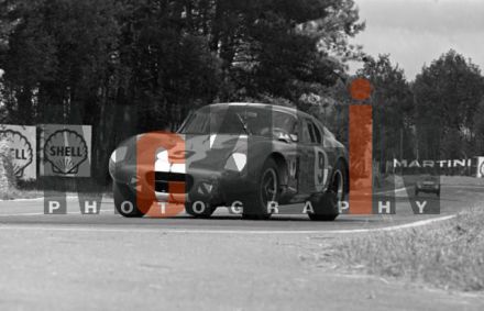 Dan Gurney i Jerry Grant na samochodzie Shelby Cobra Daytona coupe