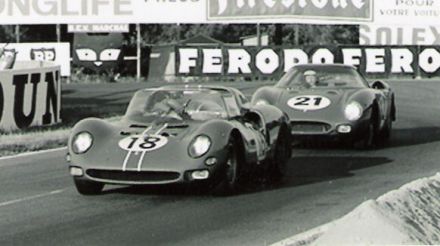 Nr.18. Pedro Rodriguez i Nino Vaccarella na samochodzie Ferrari 365 P2, nr.21. Masten Gregory, Johen Rindt i Ed Hugus na samochodzie Ferrari 250 LM