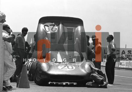 Jean Giuchet i Mike Parkes na samochodzie Ferrari 330 P2