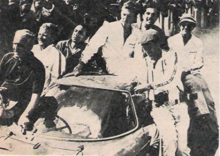 Zwycięzcy wyścigu: Masten Gregory, Johen Rindt i Ed Hugus na samochodzie Ferrari 250 LM. (Svet Motoru 13/88)