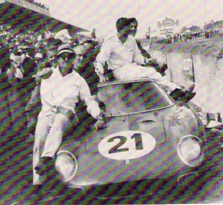 Zwycięzcy wyścigu: Masten Gregory, Johen Rindt i Ed Hugus na samochodzie Ferrari 250 LM. (Sport Auto 223/94)