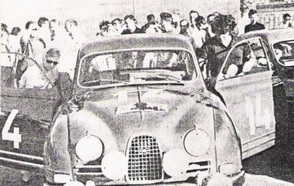 Pat Moss Carlsson i Elizabeth Nystrom na samochodzie Saab 96 Sport.