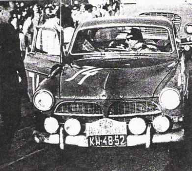 Aleksander Sobański i Mieczysław Sochacki na samochodzie Volvo 121.