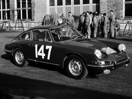 Herbert Linge i Peter Falk na samochodzie Porsche 911.