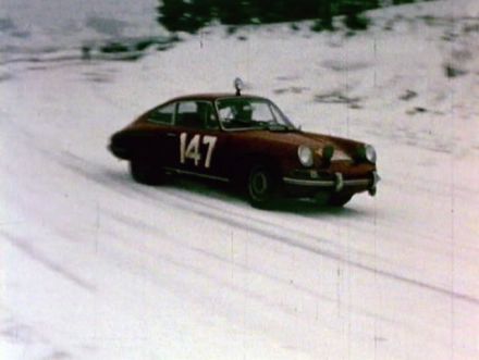 Herbert Linge i Peter Falk na samochodzie Porsche 911.