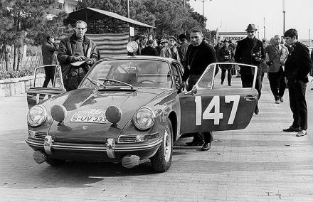 Herbert Linge i Peter Falk na samochodzie Porsche 911S.