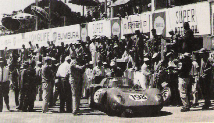 Zwycięzcy wyścigu Nino Vaccarella i Lorenzo Bandini na samochodzie Ferrari 275 P2