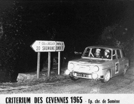 Gerard Larrousse na samochodzie Renault R8 Gordini.