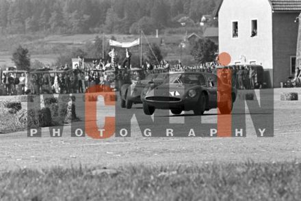 Jochen Rindt na samochodzie Abarth 2000 OT coupe