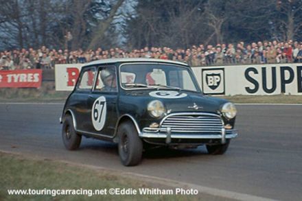 Harry Ratcliffe na samochodzie Morris Mini Cooper S