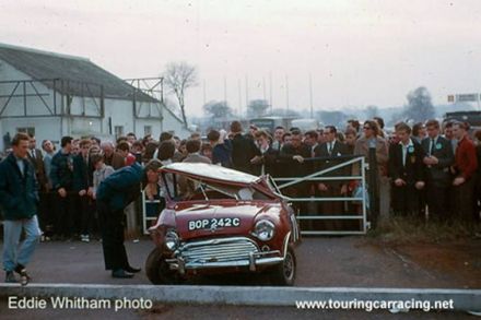 John Fitzpatrick na samochodzie BMC Mini Cooper S