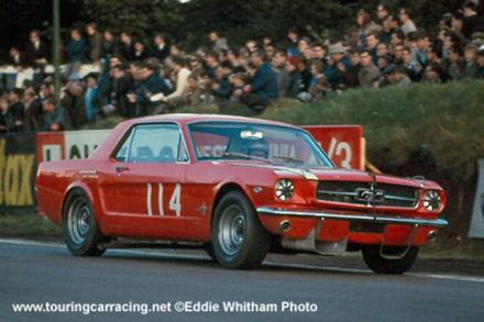 Jack Brabham na samochodzie Ford Mustang