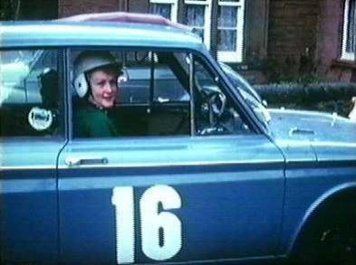 Rosemary Smith i S.Taylor na samochodzie Hillman Imp.