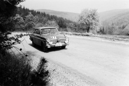 Paul Klöpfer i H.Frank – Ford Taunus 12M coupe.