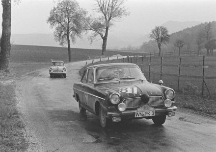 Paul Klöpfer i H.Frank – Ford Taunus 12M coupe.