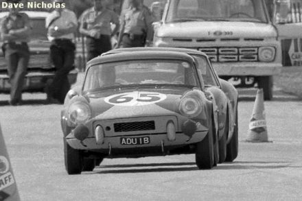 Peter Bolton i Mike Rothschild na samochodzie Triumph Spitfire