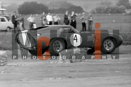 Innes Ireland na samochodzie A.C.Cobra Daytona Ford