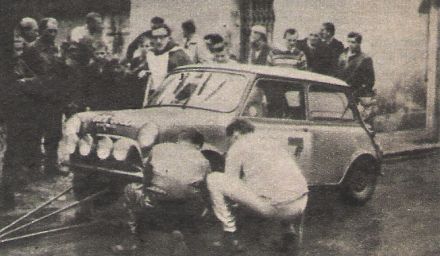 Najsprawniej działała obsługa techniczna BMC. Przy jednym samochodzie kręciło się zwykle dwóch mechaników. (Motor 34 / 1966).