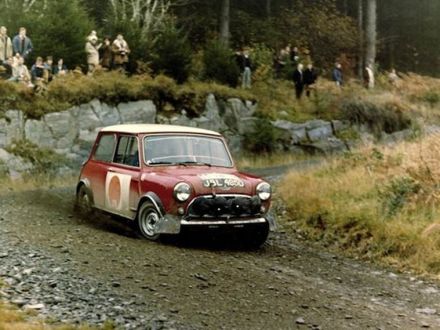 Simo Lampinen i Tony Ambrose – Austin Mini Cooper S.
