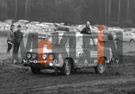 Sylvia Österberg i I.L.Edenring – Renault R8 Gordini.