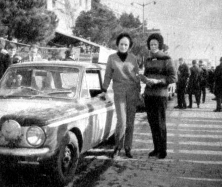 Rosemary Smith i Valerie Domleo – Hillman Imp.