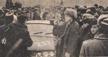 Rover 2000 Sobiesława Zasady budził wszędzie zainteresowanie kibiców.  (Motor 5 / 1966)