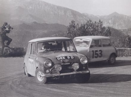 Nr.230. Paddy Hopkirk i Henry Liddon – BMC Mini Cooper S, nr.153. Joseph Lowrey i Margaret Mackenzie – Morris Mini Cooper S. 