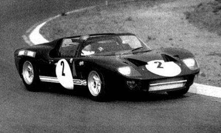 Peter Sutcliffe i John Love – Ford P40.
