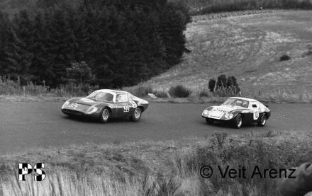 Nr.32.Siegfried Dau – Fiat Abarth 1300 OT, nr.10.John Moore – Austin Healey Sebring Sprite.