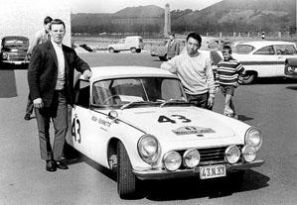 Nobuo Koga i Henri Quernette na samochodzie Honda S800.
