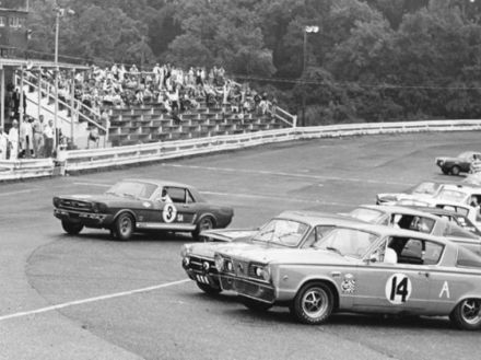 Nr.14.Scott Harvey i Charlie Rainville - Plymouth Barracuda, nr.3.Bob Johnson, Don Sessler i Tom Yeager – Ford Mustang.