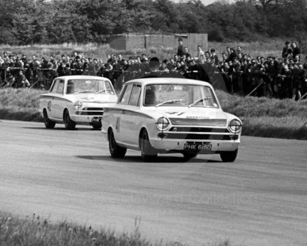 Nr.41.Peter Arundell, nr.42.Jacky Ickx – Fordy Lotus Cortina.