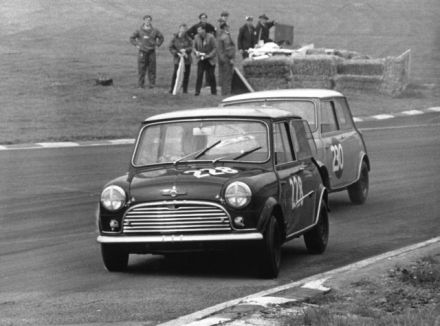 Nr.228.Paddy Hopkirk, nr.230.Gordon Spice – Morrisy Mini Cooper S.