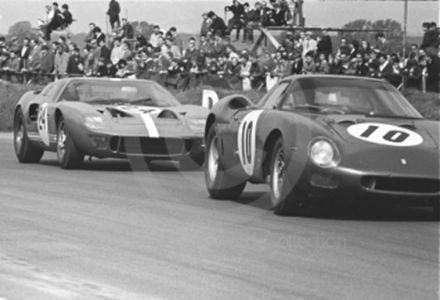 Nr.10. Mike Parkes – Ferrari 250 LM.