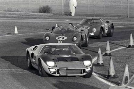 Nr.97.Dan Gurney, Jerry Grant i Tom Payne - Ford Mk II, nr.21.Pedro Rodriguez i Mario Andretti - Ferrari 365P2/3, nr.22.Jochen Rindt, Bob Bondurant i Lorenzo Bandini - Ferrari 250LM. 