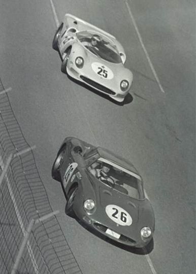 Nr.26.Leon Dernier, Jacky Ickx, Jean Blaton i Gerard Langlois von Ophem - Ferrari 250LM, nr.25. Lucien Bianchi, Gerard Langlois von Ophem, Jean Blaton i Jacky Ickx - Ferrari 365 P2.