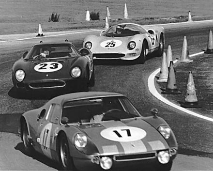 Nr.17.Günther Klass i Udo Schütz - Porsche 904 GTS, nr.23.Mark Konig, Peter Clarke i Bob Hurt - Ferrari 250LM, nr.25.Lucien Bianchi, Gerard Langlois von Ophem, Jean Blaton i Jacky Ickx - Ferrari 365 P2. 