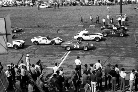 Nr.5. David Hobbs - Ferrari 250 LM, nr.18. Mike De Udy - Porsche 906, nr.21. Bob Bondurant - Shelby Cobra, nr.28. Johannes Ortner - Abarth 1300 OT, nr.7. Mike Salmon - Ford GT 40, nr.23. John Raeburn - Shelby Cobra.  