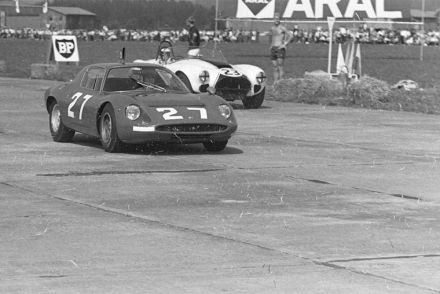 Nr.27. Ernst Furtmayr - Abarth 1300 OT, nr.23. John Raeburn - Shelby Cobra.  