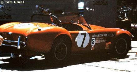 Shelby Cobra 427 załogi John Bentley, Art Latta i Herb Byrne .