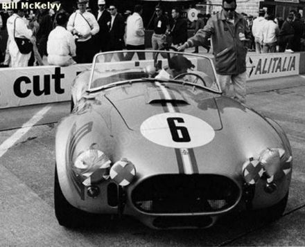 Shelby Cobra roadster załogi Bob Grossman i Ed Lowther .