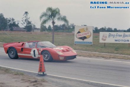 Ken Miles i Lloyd Ruby – Ford X1 Roadster GT110.